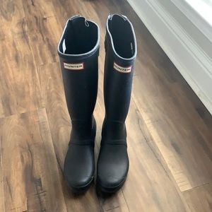 Flat back tall hunter boot size 7